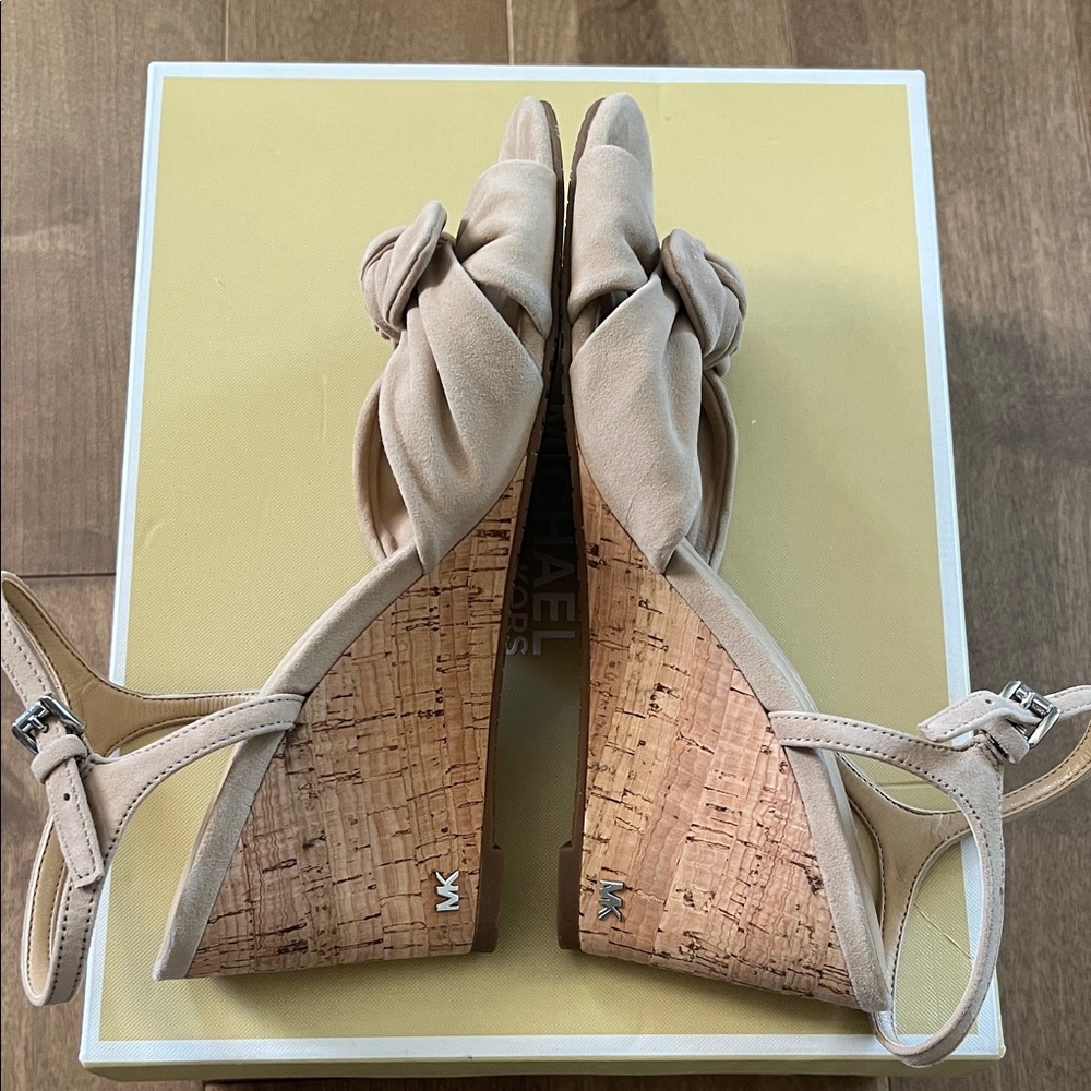 Michael Kors Elegant Beige Sandals - Picture 5 of 7